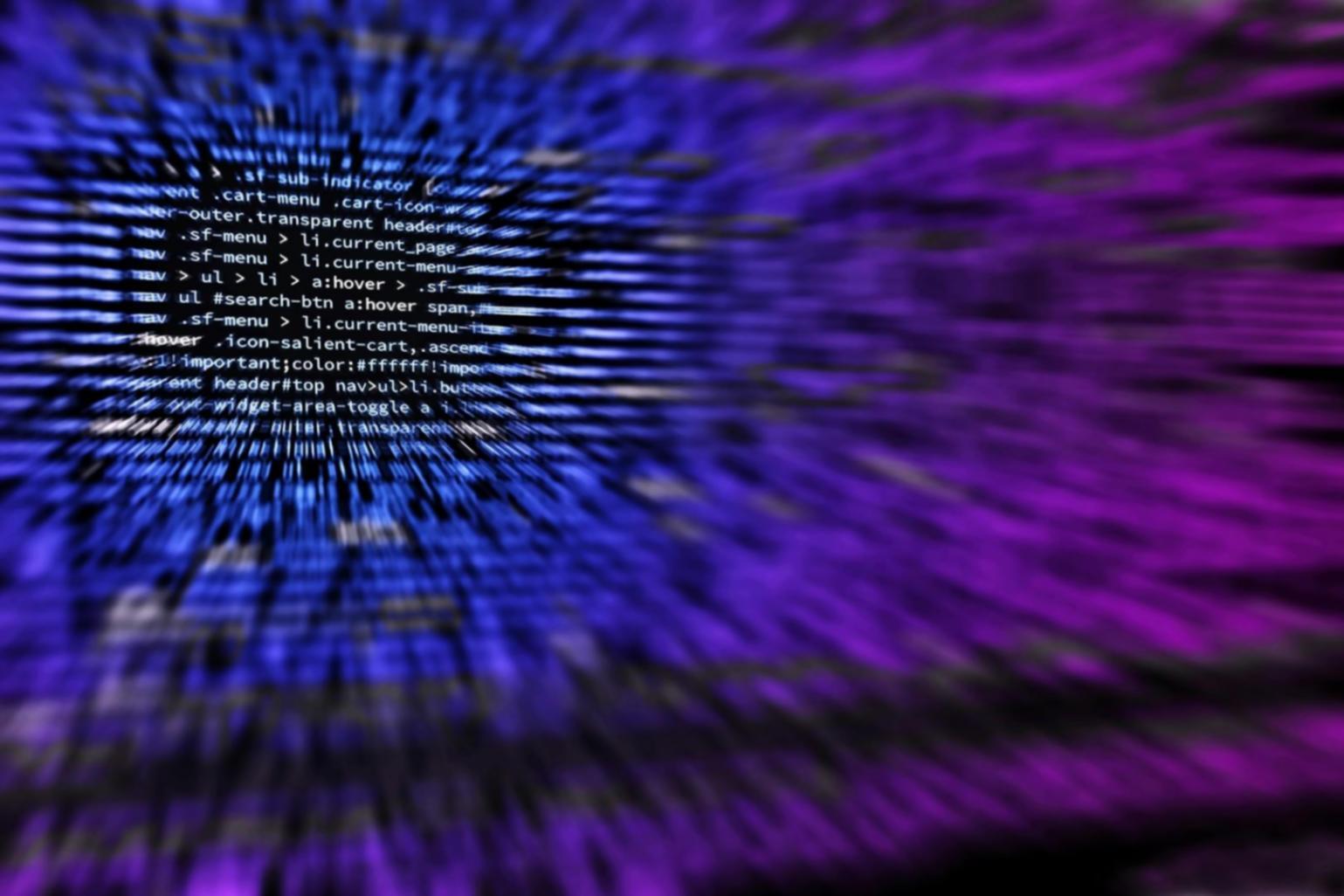 Kursteilnehmer arbeitet am Laptop in professioneller Umgebung